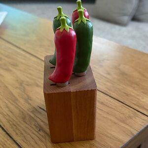 SpiceUp Red and Green Pepper Spreaders  with Wooden Holder